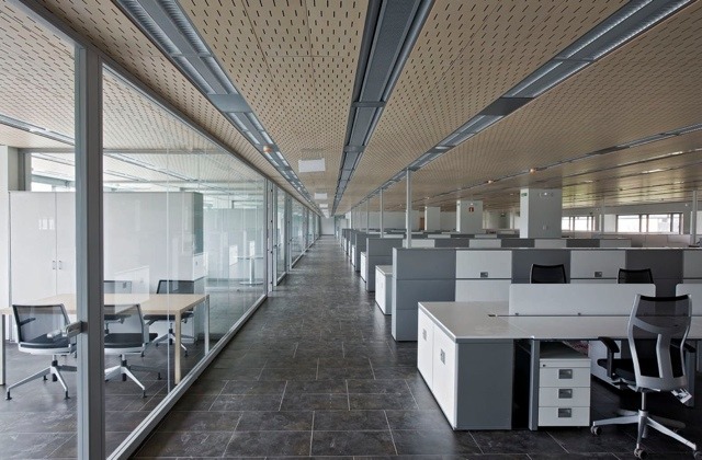 Плиточный подвесной потолок в офисе